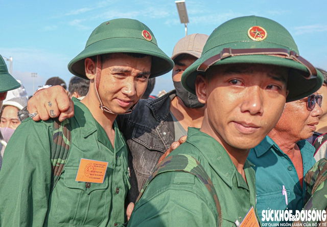 Giữa dòng người đông nghịt với những lời thăm hỏi, động viên của gia đình các tân binh, một ánh mắt đỏ hoe cùng giọt nước mắt lăn dài trên gương mặt tân binh trẻ bỗng trở nên nổi bật, khiến không khí phút chia tay thêm phần xúc động, chan chứa niềm tự hào và quyết tâm lên đường làm nhiệm vụ. Ảnh: Duy Ngọc.