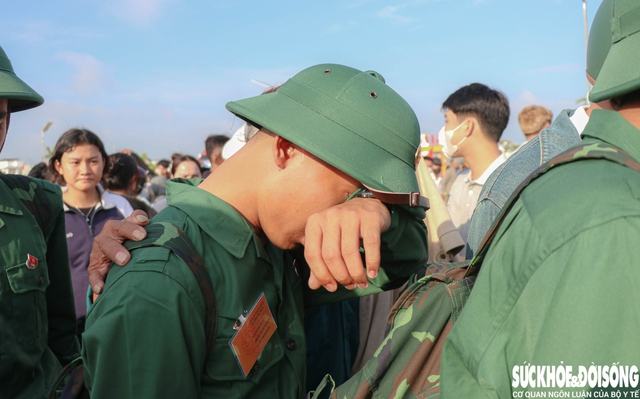 Giọt nước mắt lặng lẽ của một tân binh trẻ trong giây phút  lên đường nhập ngũ. Ảnh: Duy Ngọc.