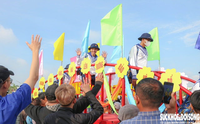 Ngoài những giây phút bịn rịn, nhiều tân binh trẻ nở nụ cười rạng rỡ, vẫy tay chào người thân và bạn bè trước giờ lên đường làm nhiệm vụ. Ảnh: Duy Ngọc.