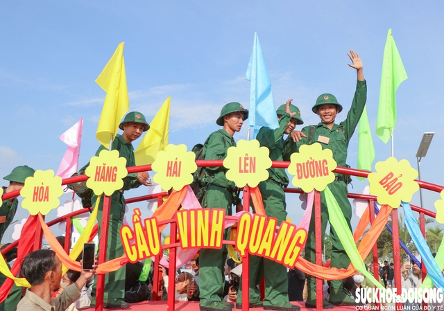 Khoảnh khắc tân binh bịn rịn chia tay người thân lên đường nhập ngũ- Ảnh 11.