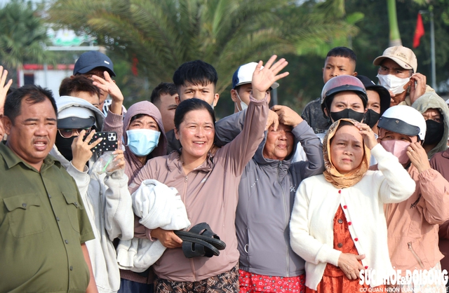 Nhiều phụ huynh của các tân binh phấn khởi tiễn con lên đường nhập ngũ. Ảnh: Duy Ngọc.