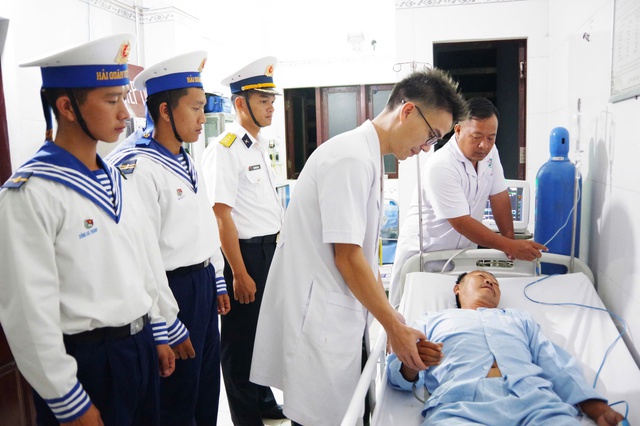 Quân y Trường Sa cứu ngư dân bị đột quỵ não trên biển- Ảnh 2. Quân y Trường Sa cứu ngư dân bị đột quỵ não trên biển- Ảnh 2.