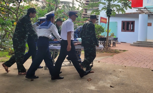 Quân y Trường Sa cứu ngư dân bị đột quỵ não trên biển- Ảnh 1. Quân y Trường Sa cứu ngư dân bị đột quỵ não trên biển- Ảnh 1.
