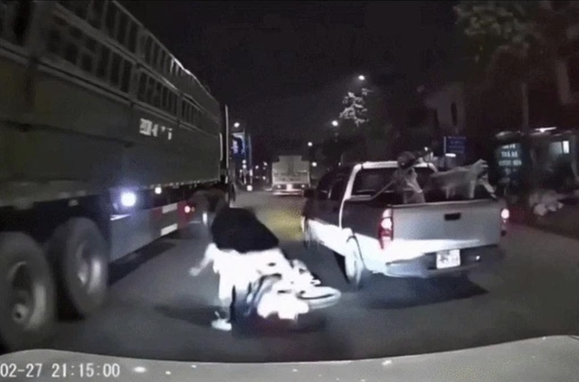 Chèn ép xe máy ngã sát bánh xe tải: Tài xế bán tải có thể đối mặt khung hình phạt nào?- Ảnh 1. Chèn ép xe máy ngã sát bánh xe tải: Tài xế bán tải có thể đối mặt khung hình phạt nào?- Ảnh 1.