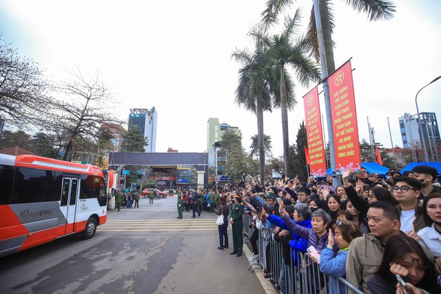 Hình ảnh đẹp về thanh niên Hà Nội lên đường nhập ngũ - Ảnh 9. Hình ảnh đẹp về thanh niên Hà Nội lên đường nhập ngũ - Ảnh 9.