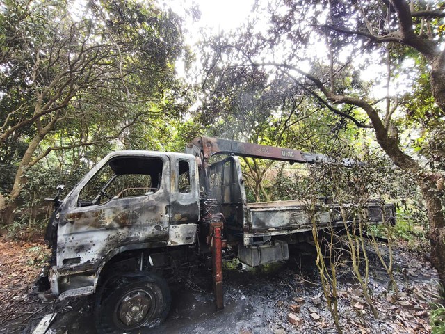 Cháy xe tải gắn cẩu tại Hòa Lạc, 1 người tử vong nghi do vướng dây điện- Ảnh 2.