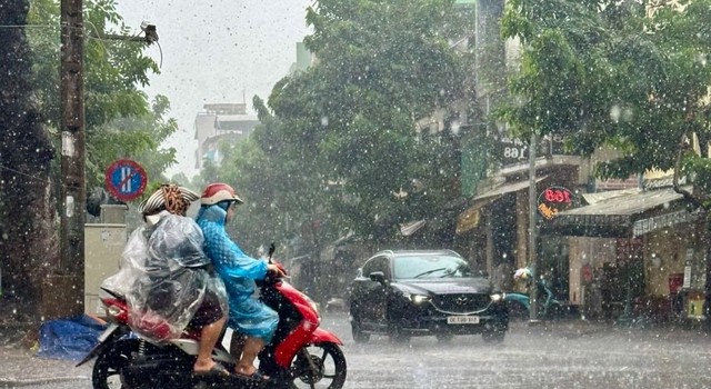 Cảnh báo mưa trái mùa ở Trung Bộ và Nam Bộ- Ảnh 1.