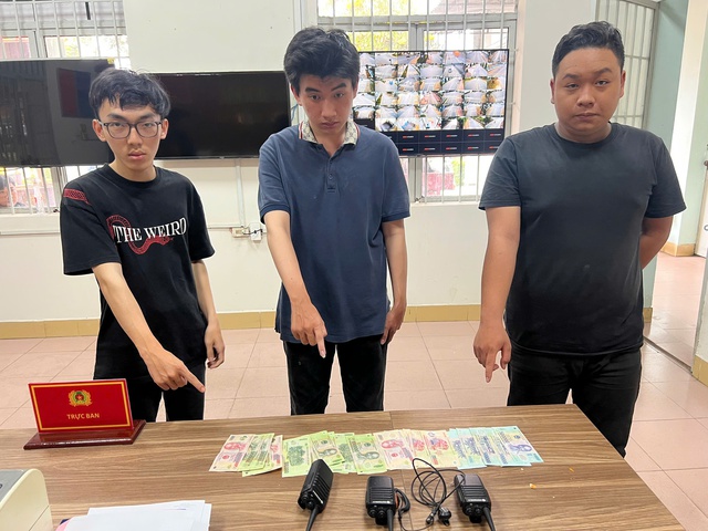 Tìm bị hại của nhóm giả danh công an cưỡng đoạt tài sản- Ảnh 1.