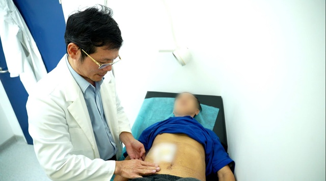 5 giờ nghẹt thở cứu cụ ông 70 tuổi bị tắc sỏi mật và dị vật sau hai lần mổ thất bại- Ảnh 2.