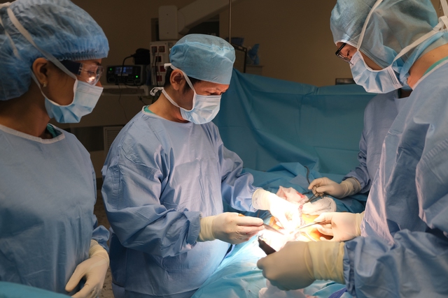 5 giờ nghẹt thở cứu cụ ông 70 tuổi bị tắc sỏi mật và dị vật sau hai lần mổ thất bại- Ảnh 1.