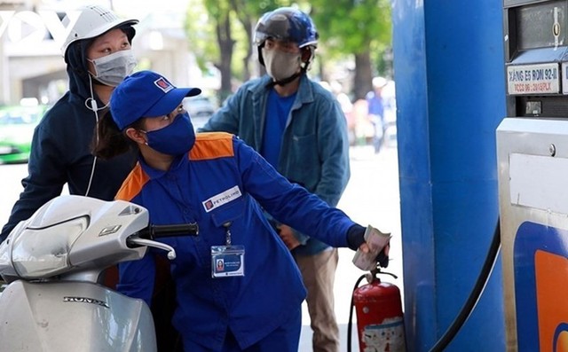 Bộ Công Thương: Nguồn cung xăng dầu tại Việt Nam cơ bản đảm bảo, người dân cần bình tĩnh- Ảnh 1.