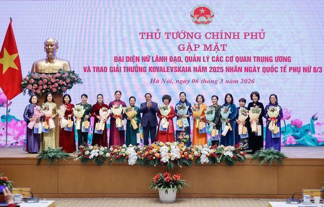 Thủ tướng: Phụ nữ không chỉ giữ lửa gia đình mà còn mở 'chìa khóa' phát triển của quốc gia, dân tộc- Ảnh 4.