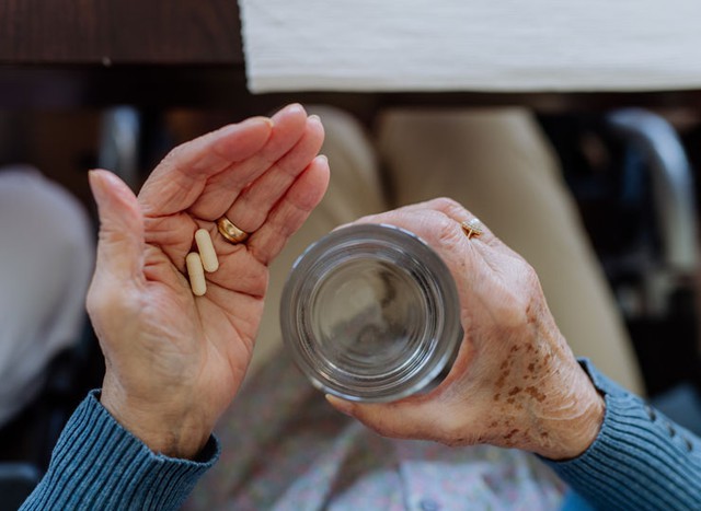 Cách bổ sung vitamin an toàn, hiệu quả cho người cao tuổi- Ảnh 1.