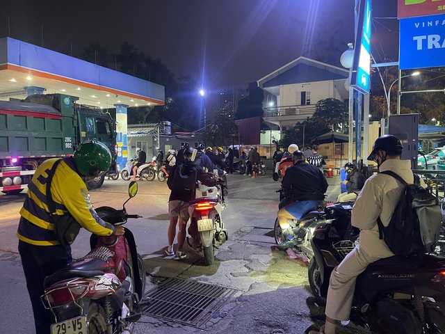 Bộ Công Thương: Nguồn cung xăng dầu tại Việt Nam cơ bản đảm bảo, người dân cần bình tĩnh- Ảnh 2.