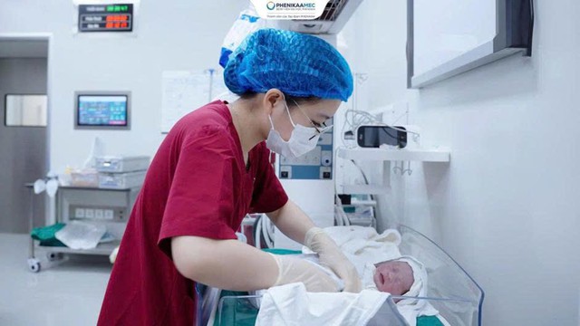 Bất đồng nhóm máu hiếm Rh-, mẹ mang gen tăng đông và u xơ tử cung: 3 lần truyền máu trong bụng mẹ cứu sống thai nhi tại PhenikaaMec- Ảnh 3.