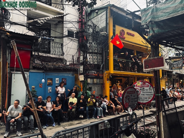 Hai 'phố đường tàu' tại Hà Nội: Nơi rào chắn, chỗ lại 'mở tự do'- Ảnh 7. Hai 'phố đường tàu' tại Hà Nội: Nơi rào chắn, chỗ lại 'mở tự do'- Ảnh 7.