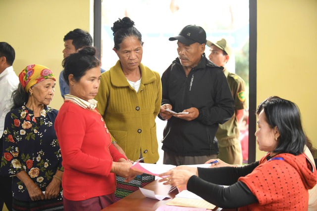 Đồng bào Bru - Vân Kiều các bản biệt lập vùng biên bầu cử sớm- Ảnh 5.