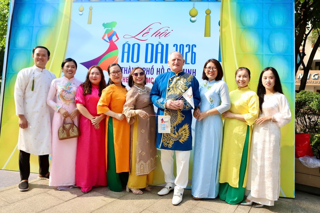Du khách thích thú khi được mặc áo dài miễn phí tại TPHCM- Ảnh 6.