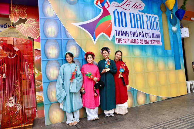 Du khách thích thú khi được mặc áo dài miễn phí tại TPHCM- Ảnh 4.