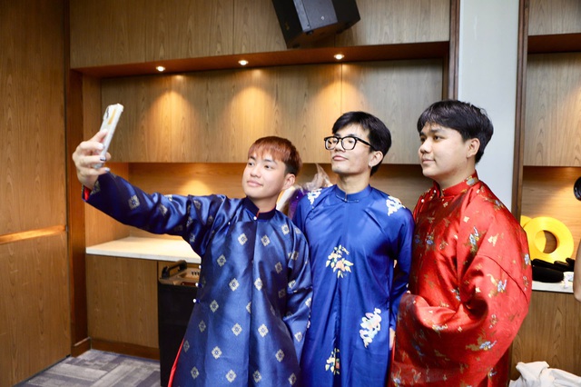 Du khách thích thú khi được mặc áo dài miễn phí tại TPHCM- Ảnh 7.