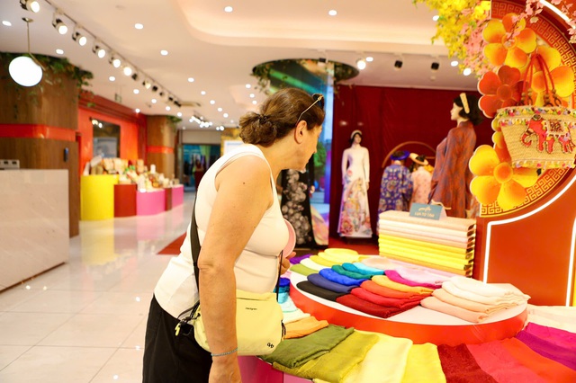 Du khách thích thú khi được mặc áo dài miễn phí tại TPHCM- Ảnh 9.