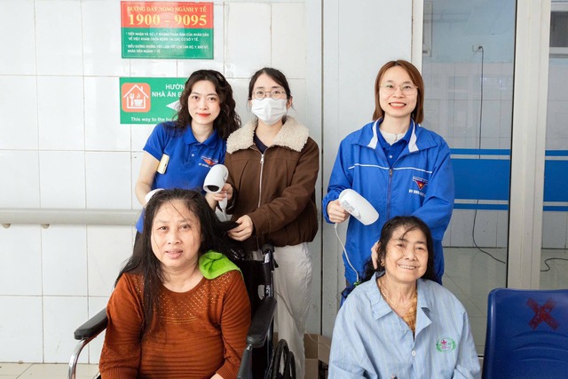 Hơn 200 bệnh nhân được cắt tóc, gội đầu miễn phí ngay tại bệnh viện- Ảnh 5.