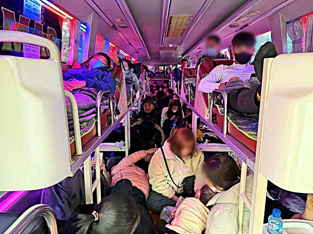 Cảnh 'ngột thở' bên trong xe khách chở quá 200% số người theo quy định- Ảnh 2.
