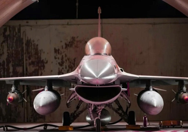Bom bí ẩn lần đầu xuất hiện trên tiêm kích F-16 Israel- Ảnh 1.