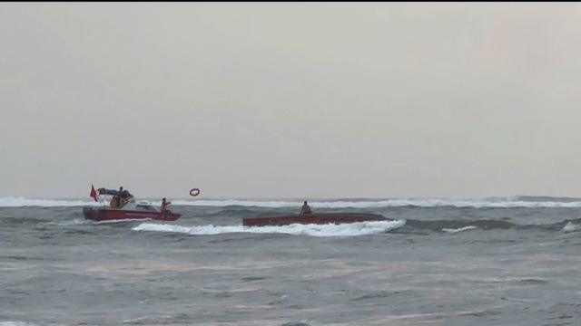 Cứu 5 ngư dân trên tàu cá bị lật khi đang vào cửa biển Nhật Lệ- Ảnh 1.