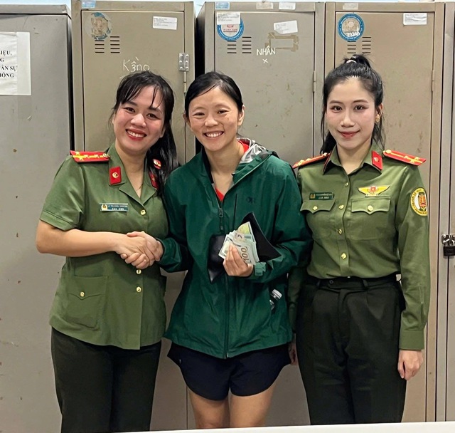 Du khách Mỹ bỏ quên ví chứa nhiều tiền ở sân bay Đồng Hới- Ảnh 1.