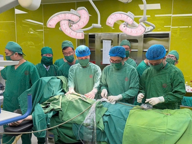 Kích hoạt báo động đỏ liên viện cứu sống thanh niên bị vết thương thấu ngực nguy kịch- Ảnh 1.