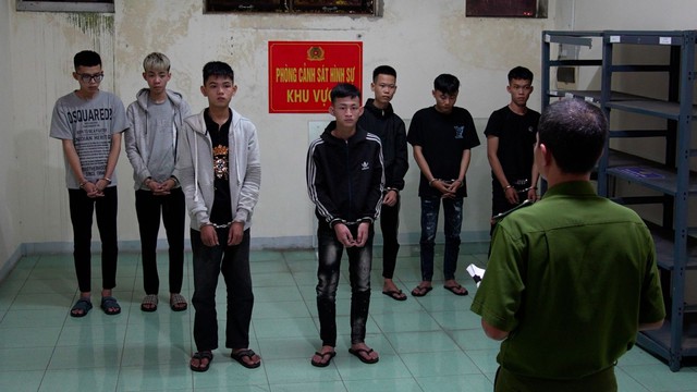 Truy bắt thần tốc nhóm thanh thiếu niên mang rựa 'truy sát' người đi đường trong đêm- Ảnh 1.