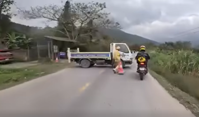 Cục CSGT lên tiếng trước thông tin 'dùng ô tô công vụ chắn ngang đường để dừng xe vi phạm'- Ảnh 1.