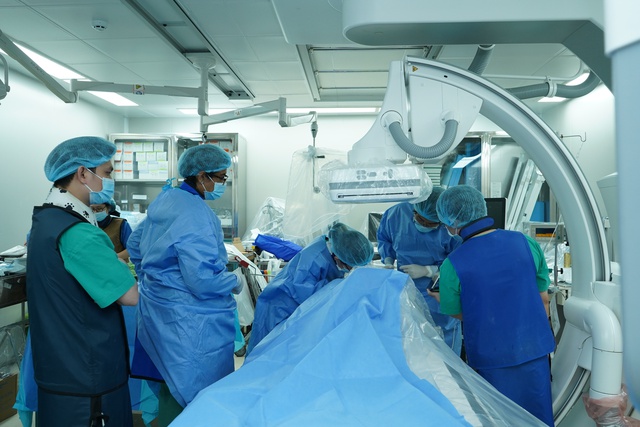 Người cao tuổi thoát nguy cơ hoại tử chi khi tắc động mạch nhờ kỹ thuật laser- Ảnh 1.