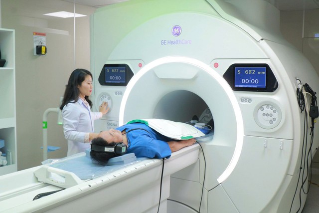 Bệnh viện Đa khoa Hà Tĩnh đưa vào vận hành máy MRI thế hệ mới, nâng cao năng lực chẩn đoán- Ảnh 1.