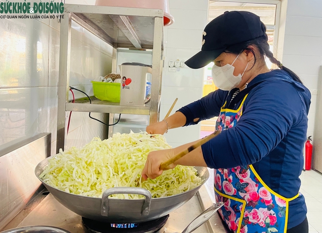 Vượt khó để học sinh vùng cao có những bữa cơm ngon, an toàn tại trường- Ảnh 5. Vượt khó để học sinh vùng cao có những bữa cơm ngon, an toàn tại trường- Ảnh 5.