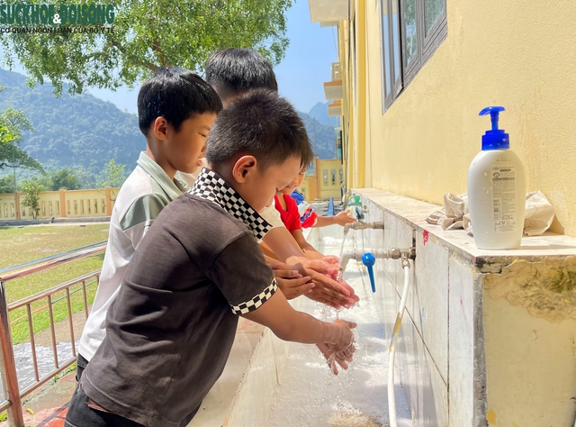 Vượt khó để học sinh vùng cao có những bữa cơm ngon, an toàn tại trường- Ảnh 9. Vượt khó để học sinh vùng cao có những bữa cơm ngon, an toàn tại trường- Ảnh 9.