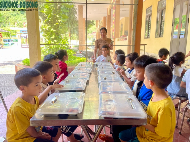 Vượt khó để học sinh vùng cao có những bữa cơm ngon, an toàn tại trường- Ảnh 10. Vượt khó để học sinh vùng cao có những bữa cơm ngon, an toàn tại trường- Ảnh 10.
