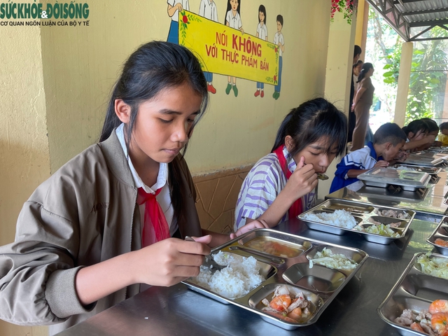 Vượt khó để học sinh vùng cao có những bữa cơm ngon, an toàn tại trường- Ảnh 11. Vượt khó để học sinh vùng cao có những bữa cơm ngon, an toàn tại trường- Ảnh 11.