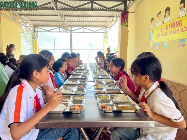 Vượt khó để học sinh vùng cao có những bữa cơm ngon, an toàn tại trường- Ảnh 12. Vượt khó để học sinh vùng cao có những bữa cơm ngon, an toàn tại trường- Ảnh 12.