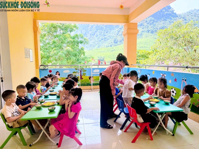 Vượt khó để học sinh vùng cao có những bữa cơm ngon, an toàn tại trường- Ảnh 14. Vượt khó để học sinh vùng cao có những bữa cơm ngon, an toàn tại trường- Ảnh 14.
