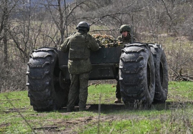 Robot khổng lồ Chelnok của Nga lần đầu được phát hiện trên tiền tuyến- Ảnh 1.