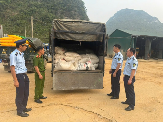 Thu giữ hơn 4 tấn phân bón không rõ nguồn gốc tại Cao Bằng- Ảnh 1.