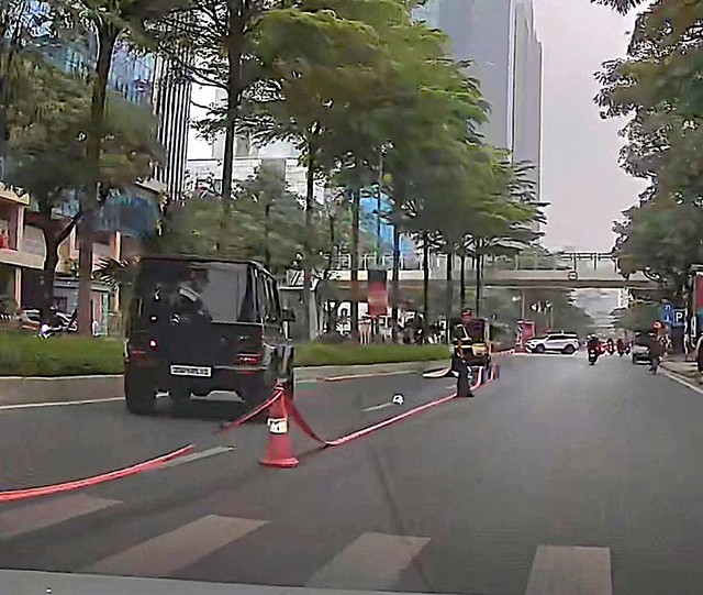 Ô tô Mercedes G63 tông tử vong cụ ông trên phố Đào Tấn- Ảnh 2.