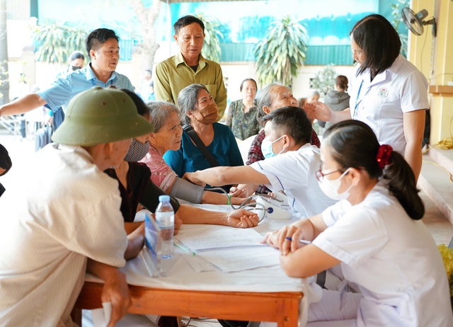 Đưa dịch vụ y tế về cơ sở, hơn 300 người dân được khám miễn phí- Ảnh 1. Đưa dịch vụ y tế về cơ sở, hơn 300 người dân được khám miễn phí- Ảnh 1.