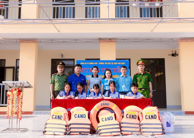 Trang bị 'vàng' giúp trẻ phòng chống đuối nước- Ảnh 1.