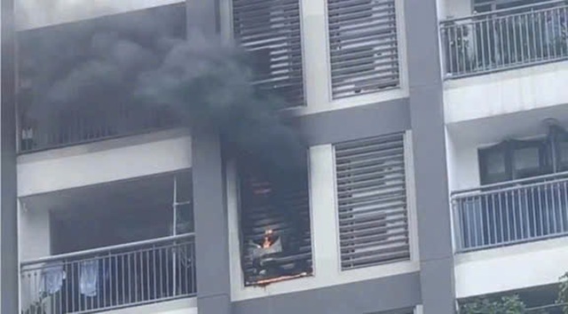 TPHCM: Cháy căn hộ tầng 10 ở chung cư cao tầng trên đường Nguyễn Hữu Cảnh- Ảnh 1. TPHCM: Cháy căn hộ tầng 10 ở chung cư cao tầng trên đường Nguyễn Hữu Cảnh- Ảnh 1.