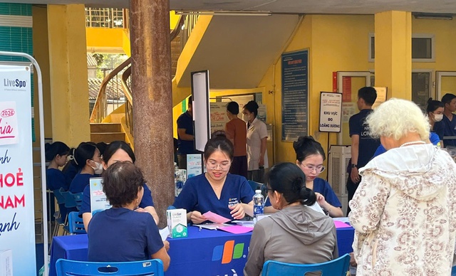 Khám bệnh miễn phí cho người dân Huế hưởng ứng Ngày Sức khỏe toàn dân- Ảnh 4.
