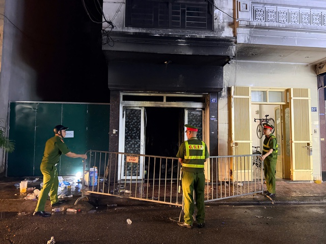 Giải cứu 5 người trong vụ cháy nhà 5 tầng tại Hà Nội- Ảnh 2. Giải cứu 5 người trong vụ cháy nhà 5 tầng tại Hà Nội- Ảnh 2.