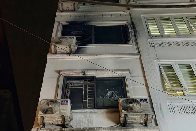 Giải cứu 5 người trong vụ cháy nhà 5 tầng tại Hà Nội- Ảnh 1. Giải cứu 5 người trong vụ cháy nhà 5 tầng tại Hà Nội- Ảnh 1.